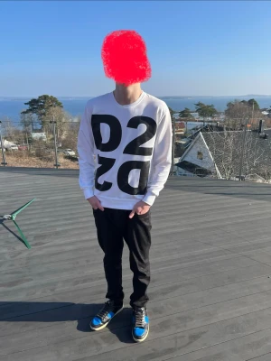 DSQUARED 2 - Hej! Säljer min snygga D2 tröja! Inga defekter osv skriv gärna prisförslag osv!