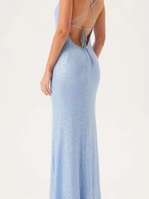 Ljusblå glittrig långklänning - Snygg ljusblå långklänning med glittrigt tyg och öppen rygg.🩵Klänningen har tunna axelband som korsas i ryggen och knyts baktill. Perfekt för bal eller festliga tillfällen där du vill sticka ut.👑