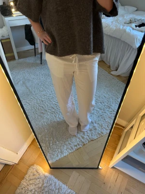 vita linnebyxor - fina linnebyxor från gina! jätteskönt material o perfekt nu till våren o sommaren💗har sytt upp dem lite själv, är ca 172 på bilden😇endast lite smått smuts på byxkanten (3 bilden)  men inget man tänker på