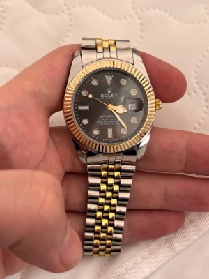 Role  - Flexibelt armband, rekommenderade på någon som är stor och inte smal i handleden 