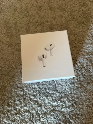 Apple AirPods Pro 2 USB-C - Säljer ett par vita Apple AirPods Pro (2:a generationen) med MagSafe-laddningsetui och USB-C. Trådlösa in-ear hörlurar med stilren design och silikonproppar för bra passform. Perfekta för musik, samtal och brusreducering.