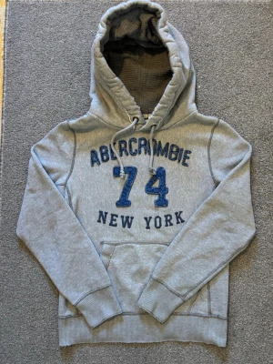 Vintage Abercrombie & Fitch Hoodie - Säljer denna as snygga Abercrombie & Fitch Hoodien | Mycket bra skick | Storlek S | Längd ≈ 67cm, Bredd armhåla-armhåla ≈ 52cm | Modell 175cm, 68kg | Hör av vid funderingar! 
