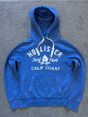 Vintage Hollister Hoodie - Säljer denna as snygga Hollister Hoodien | Mycket bra skick | Storlek S | Längd ≈ 64cm, Bredd armhåla-armhåla ≈ 54cm | Modell 175cm, 68kg | Hör av vid funderingar! 