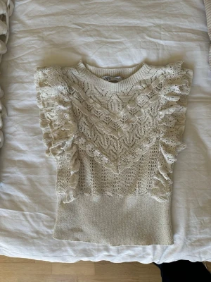 Stickad kortärmad tröja från zara - Så sjukt söt topp som jag tyvärr inte har använt på ett tag, därför säljer jag den💞💞 storlek S men stretchig så jag skulle säga att den passar både M o Xs. 🥰💞