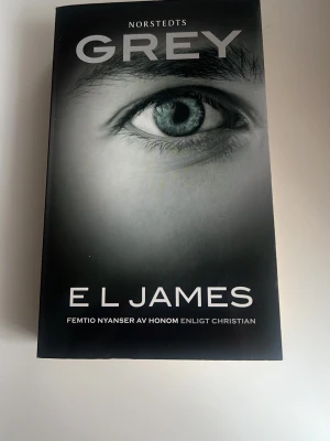 Grey av E L James - Boken berättar historien om Christian Grey och är en del av Femtio nyanser-serien. Perfekt för dig som gillar romantik och drama.