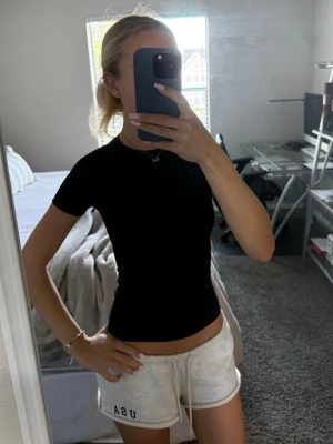 Svart tränings T-shirt - Helt i nyskick, aldrig använd, bara testad. Säljer då den är lite för liten. Storlek XS, men jag tycker den passar som en XXS.😊