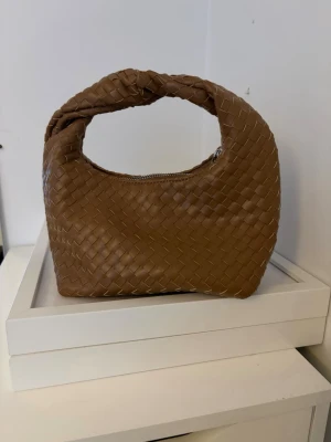 Handväska  - Säljer denna superfina väska ifrån Gina, den är i jättefint skick och är använd fåtal gånger!🫶🏻