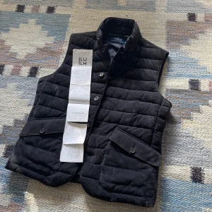 Navy Polo Ralph Lauren väst - Stilren navy quiltad dunväst från Polo Ralph Lauren. Nypris: 12000 kr. Skick: 7.0/10. Lite färgslitage på vissa mockadetaljer samt två knappar som sitter lite löst. Storlek S