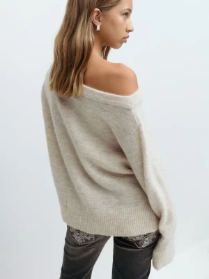 Beige stickad tröja från Gina Tricot - Mysig beige stickad tröja från Gina Tricot med bred ribbad halsringning och ribbade muddar vid ärmslut och nederkant. Tröjan har en avslappnad passform och materialet är mjukt och fluffigt, vilket gör den extra skön. Köparen står för eventuell frakt.