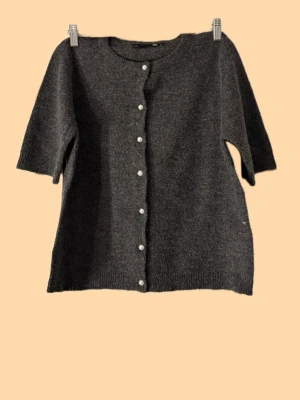 Mörkgrå kofta med pärlknappar - Mjuk och mysig kofta! 