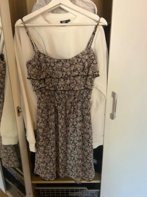 Sommarklänning  - Jättefin sommarklänning från BikBok i storlek S. Svart underkjol. Fint skick. 🤍