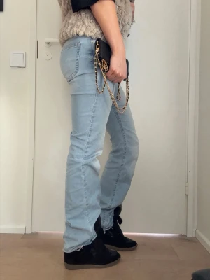 Ljusblå jeans från Nelly - Säljer ett par ljusblå jeans från Nelly! Jeansen har låg midja. Perfekta för dig som gillar en avslappnad och trendig stil. Size 34/xs💓