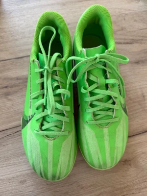 Fotbollsskor - Gröna fotbollsskor från Nike i fint skick, inte använda mycket alls då det var fel storlek. Nypris är runt 1000kr