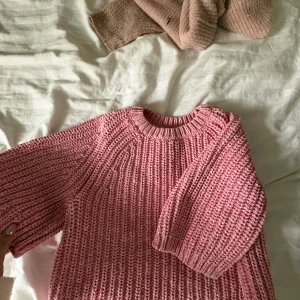 Arket tröja - Supermysig chunky stickad tröja från Arket. Perfekt nu till hösten🥰 Snygg att styla med jeans eller kjol, endast använd ett fåtal gånger därför är skicket inprincip nyskick