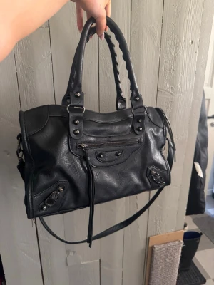 Väska  - Jättesnygg väska, bra skick!! 