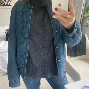 Blå quiltad jacka - Säljer en assnygg blå quiltad jacka i jeansmaterial med knappar. Perfekt för höst och vår då den är fodrad. Storlek M står det men passar absolut även xs-s. 💞i superskick! 💞