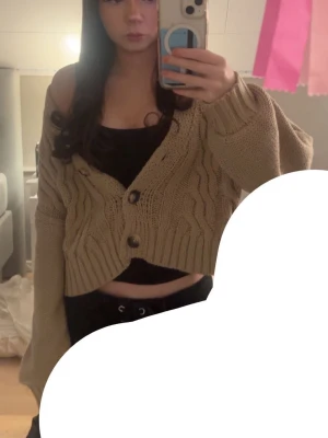 Beige kofta med knappar - Jätte fin kofta med knappar, knappt användt