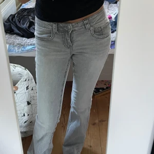 Grå bootcut jeans  - aldrig använda, nypris 500kr