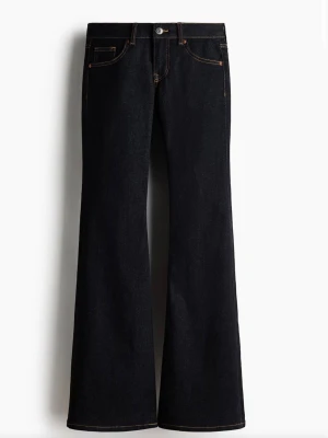 Svarta lågmidjade jeans från H&M - Snygga svarta bootcut jeans med klassiska kontrastsömmar och fem fickor. Jag har använt jeansen 2 gånger så de är jättenya som du kan se.Jeansen har låg midja och utsvängda ben för en trendig siluett. Tillverkade i kraftigt denimtyg som ger en schysst look till alla outfits.