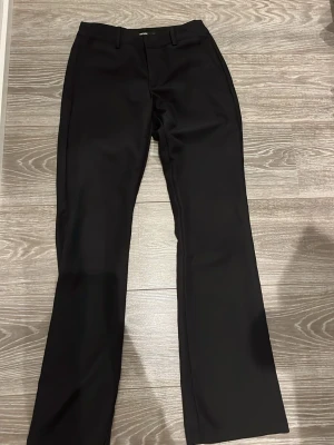 Kostymer bikbok - Kostymbyxor från bikbok ( populära lågmidjade storlek 34) 