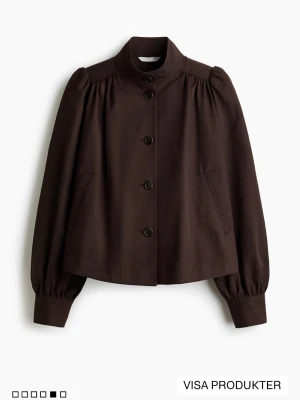 Populär jacka med puffärm  - säljer denna extremt eftertraktade jackan från hm i Strl M, helt ny och aldrig använt💕