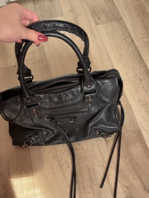 Väska - Fin väska köpt här på Plick men endast använd 1 gång av mig. Köpt för 800 kr, inga slitage. Den har 3 fack inuti och rymmer mycket. Bredd 32 cm, höjd 20 cm💖