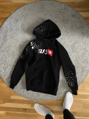 Tax 3 hoodie svart - Säljer min Tax3 hoodie knappt använd. Strlk S 