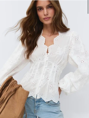 Vit balloon sleeve blouse från Gina Tricot - Vit slutsåld blus från Gina Tricot. Helt ny, endast prövad. Säljer pga att den var för liten. Storlek XS. 