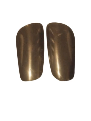 Svarta benskydd i plast - Ett par svarta benskydd i lätt plastmaterial, perfekta för fotboll eller andra sporter där extra skydd behövs. Benskydden har en slät framsida och ventilerad baksida för bättre komfort och andningsförmåga.möts i Oskarshamn.