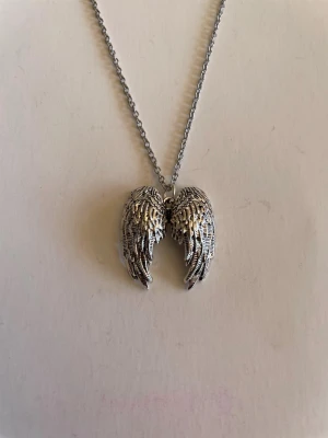 Änglavingar halsband  - Jag och dottern gör halsband och säljer nu här nån/några av favoriterna  .  Halsband är rostfritt stål 50cm, berlock är zinklegering . Priserna är fasta 