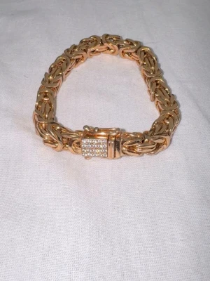 Kejsarlänk 18k - En använd guldpläterad kejsarlänk med finna vvs likande diamanter på kistlåset.  Finns att hämta i Malmö men kan även frakta!