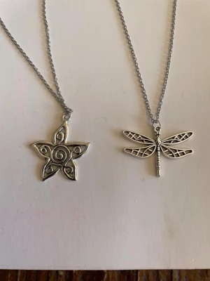 2 halsband  - Jag och dottern gör halsband och säljer nu här nån/några av favoriterna  .  Halsband är rostfritt stål 50cm, berlock är zinklegering . Priserna är fasta 