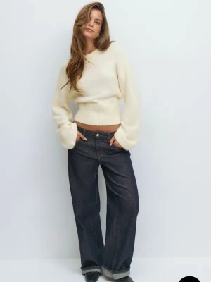 Krämvit croppad stickad tröja - Trendig croppad stickad tröja i krämvitt med rund hals och bred ribbad mudd i midjan. Tröjan har långa, lite vidare ärmar och är gjord i ett mjukt material som känns skönt mot huden. Perfekt att styla med höga jeans för en avslappnad look. Aldrig använt, prislappen sitter kvar. 💓