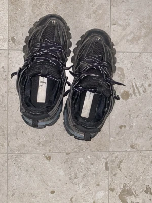 Svarta skor H&M - Svarta skor från hm som kan lysa i bra skick kommer med allt förutom kvitto!