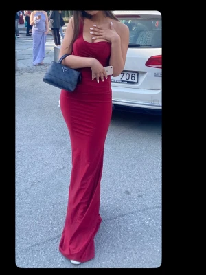 Röd balklänning  - Säljer en  vinröd långklänning med smala axelband och figurnär passform. Klänningen kan bäras med eller utan axel bandet. Klänningen är en utgående modell från Fashion Nova. Endast använt 1 gång.