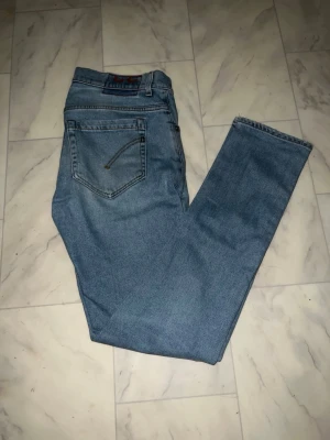 Blåa dondup jeans - Säljer ett par blåa dondup jeans, Skick 10/10, W32. Skriv vid intresse eller fundering! Pris går att diskuteras.