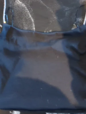 Svart bandeau topp från FB Sister - Säljer en svart bandeau topp från FB Sister i storlek XS. Toppen är axelbandslös och har en enkel, stilren design som passar perfekt till många olika outfits. Materialet känns mjukt och stretchigt för en bekväm passform.