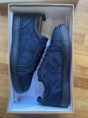 Christian Louboutin skor - Mörkblåa Christian Louboutin skor. Helt nya! Priset är inte fast! Kom privat för fler frågor.