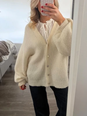 Cardigans  - Säljer denna fina cardigan från GinaTricot! Den har använts några gånger så har få tecken på användning men inget som syns tydligt💕