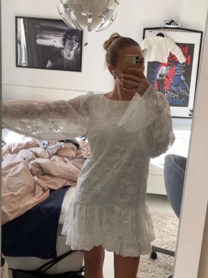 Studentklänning  - Jätte vacker klänning från Gina som är helt ny med prislapp! Den har knyte i ryggen och jätte fint brodyr över hela klänningen. Säljer då det är försent att returnera:( Skriv gärna innan köp!