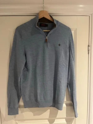 Morris merino half zip - Tjena! Säljer min Morris half zip i merinoull. Tröjan är i top skick, köpte för 1899kr, inga skador eller problem 