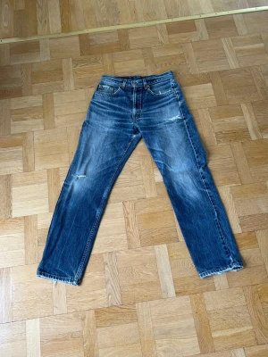 Levi's jeans  - Säljer ett par riktigt feta jeans från Levis med snygga slitningar och distressing✨                         Storlek: W30 L30 (sitter mindre i midjan, se mått)                                                                                  Passform: normal/rak passform                                 Hör av dig vid övriga frågor!