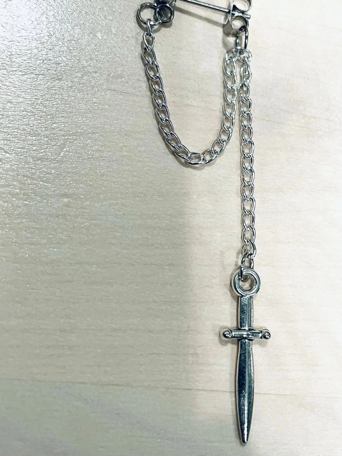 By prisförslag- 1 st Silvrigt örhänge med svärdhänge - 1