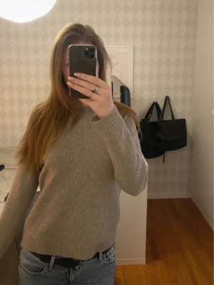 Beige stickad tröja från veromoda - Mysig beige stickad tröja från Gina Tricot med rund hals och ribbade muddar vid ärmslut och nederkant💞💞