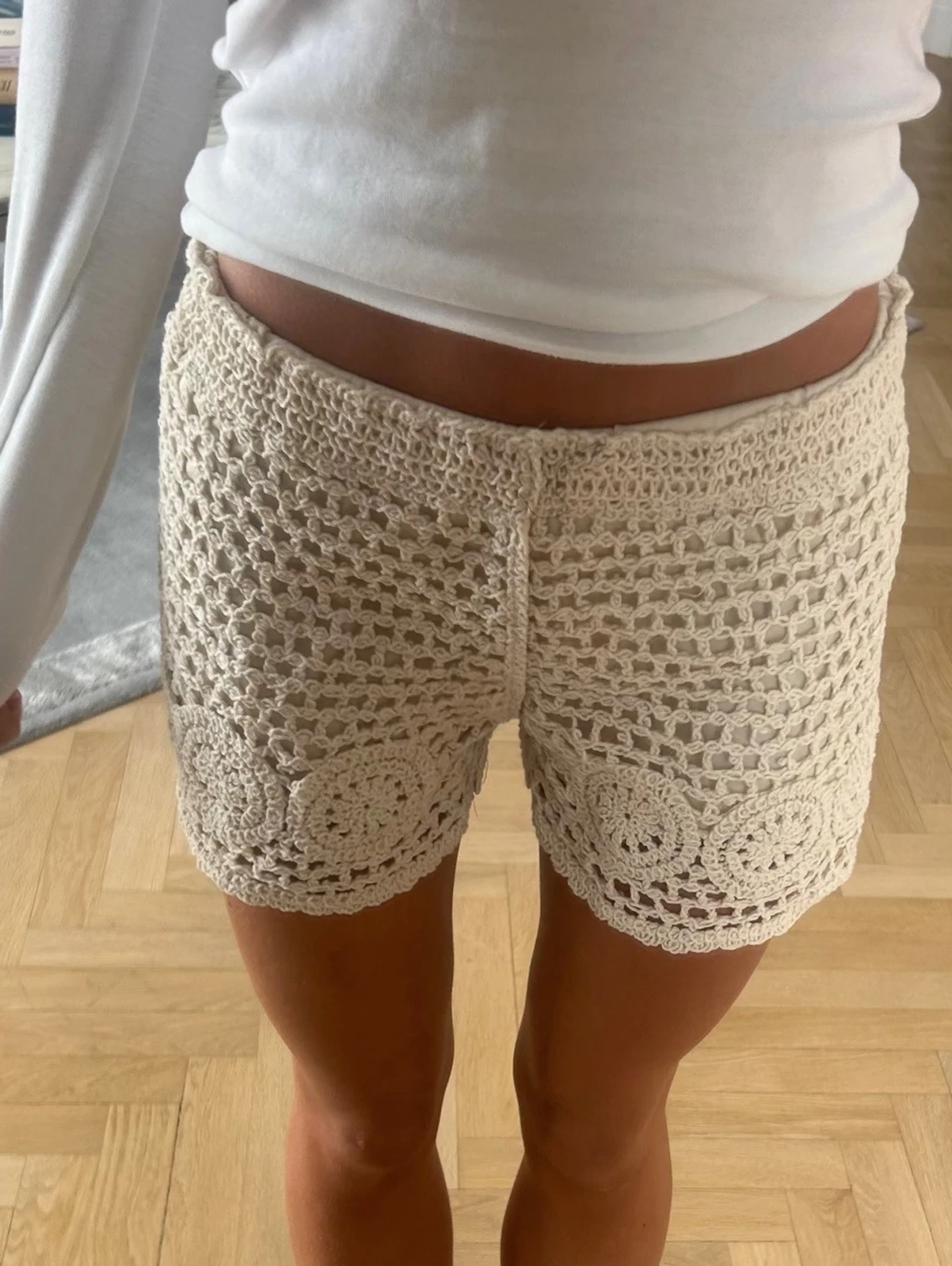 Virkade beige shorts med mönster - 1