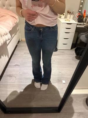ONLY jeans - Säljer ett par klassiska blå bootcut jeans med låg midja och fem fickor. Jeansen har en snygg tvätt och sitter tajt över låren för att sedan bli vidare nedtill. Är aldrig använda och i storlek S/30 🌸