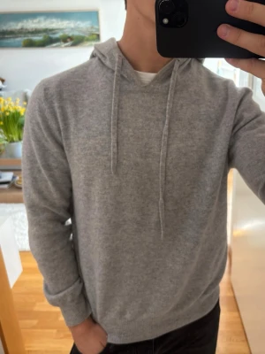 Grå Kashmir Hoodie - Grå Kashmir hoodie i storlek S. Modellen är ca 180, 70kg. Hör av er vid minsta fundering🙌🏽