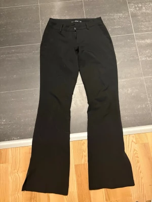 Svarta kostymbyxor från BikBok - Svarta kostymbyxor från Bikbok med slits där nere 💘
