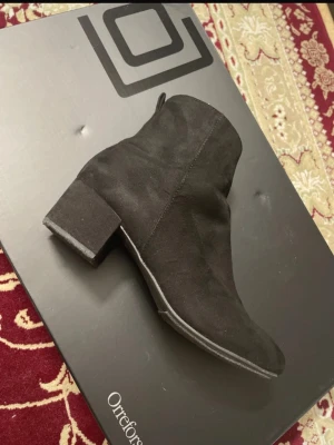 Svarta Alley Boots - Snygga svarta stövletter i mocka från Alley med rundad tå och bred klack. Dragkedja på sidan för enkel påtagning. Perfekta till höstens och vinterns outfits, ger en stilren och trendig look. På yttersulan har jag lagt till extra gummi för skydd, men tyvärr har de blivit lite nedslitna, annars är de i mycket bra skick!