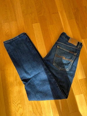 Nudie Jeans - Säljer ett par mörkblå raka jeans från Nudie